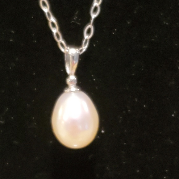 "NWT" Necklace and earring pearl set - Picture 7 of 8